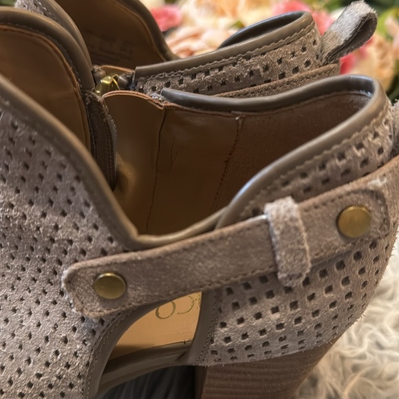 Franco Sarto Dakota Suede Ankle Bootie Tan 7.5 - Picture 5 of 12